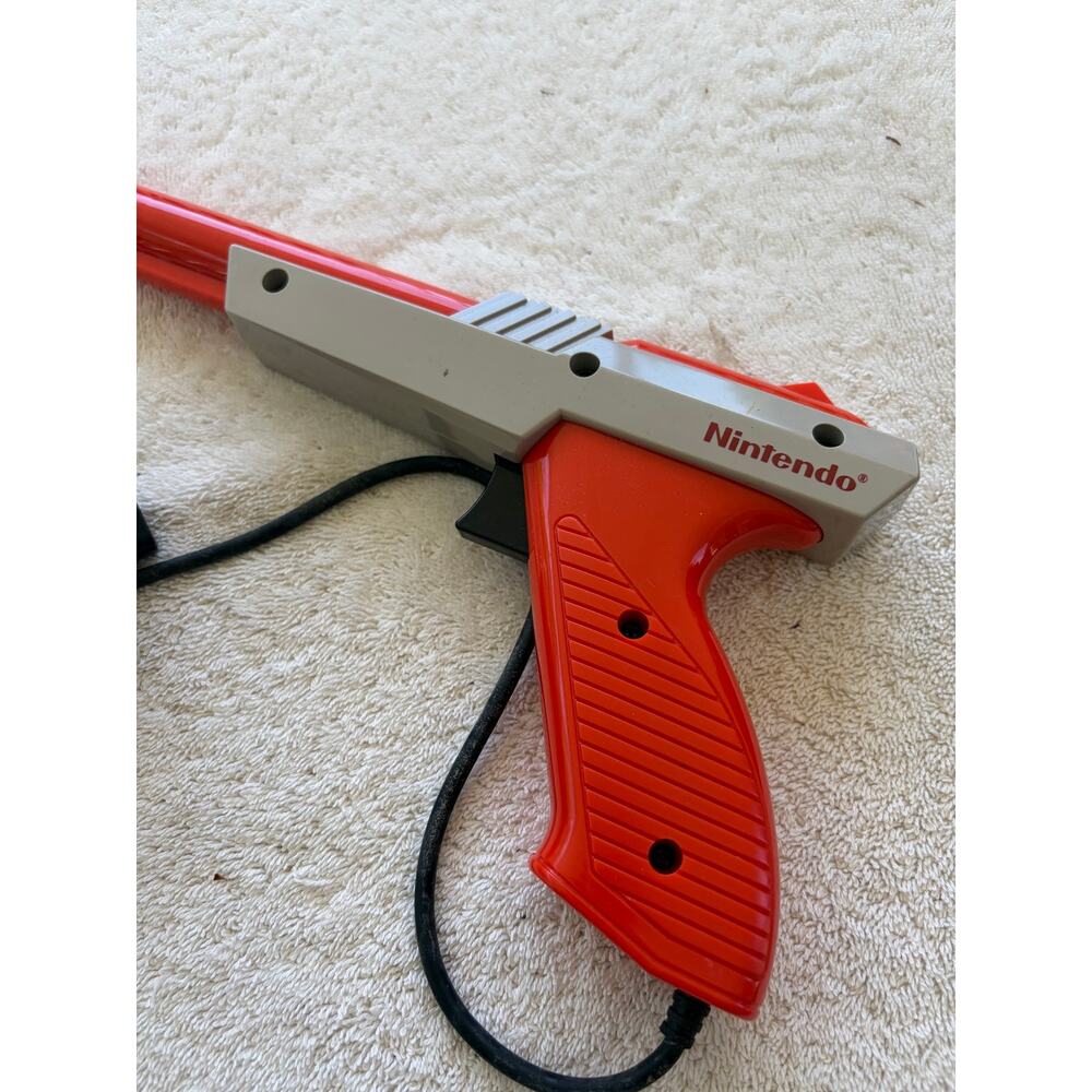 Nintendo 1985 NES Zapper Duck Hunt Gun NES-005 Orange Tested/Works - Picture 2 of 3